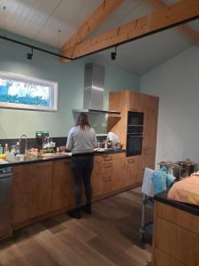 85baf12f-e432-4b4e-9d54-a6bd7ac3b661-002